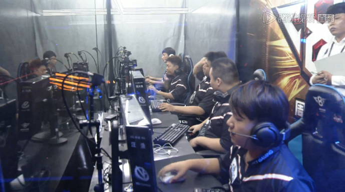 LPL导播出现重大失误！TES阵容“复制粘贴”EDG，难怪宁王会开喷